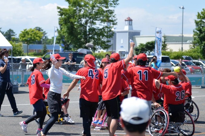 ３回目の出場で初の栄冠！　決勝戦の後に喜びを爆発せさる選手たち／写真提供：日本車椅子ソフトボール協会