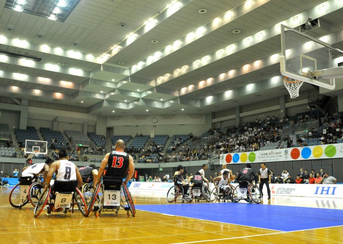 開幕ゲームでタイと対戦した日本代表。ホームでの決戦が始まった＝千葉ポートアリーナ