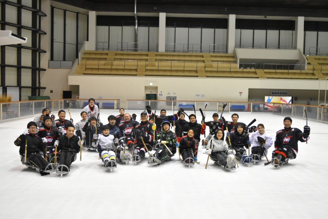 神戸で車いすフェンシングとアイススレッジホッケーの体験教室を開催