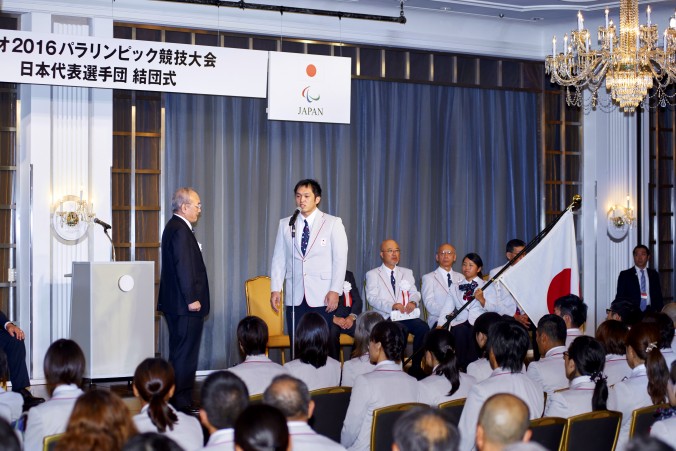 日本選手団の主将を務める車椅子バスケットボールの藤本怜央が決意表明