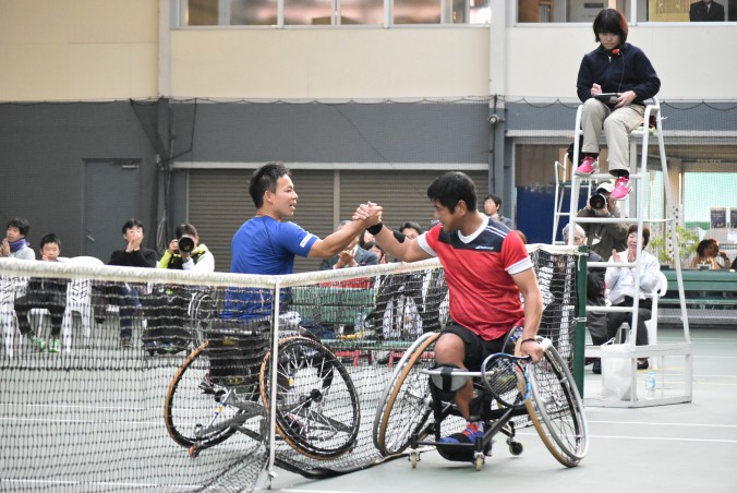 男子は眞田（左）が齋田をストレートで下して2連覇を達成＝吉田記念テニス研修センター