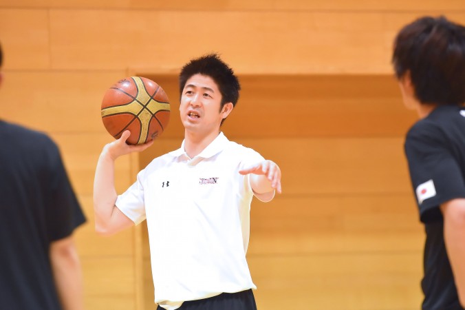 2014年の就任以降、さまざまな改革を実行しチームを牽引する上田頼飛監督。練習でも自らボールを持ち、指示を出す
