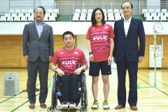 体育館お披露目式で選手代表の挨拶を行った長島（左から2人目）と鈴木（右から2人目）