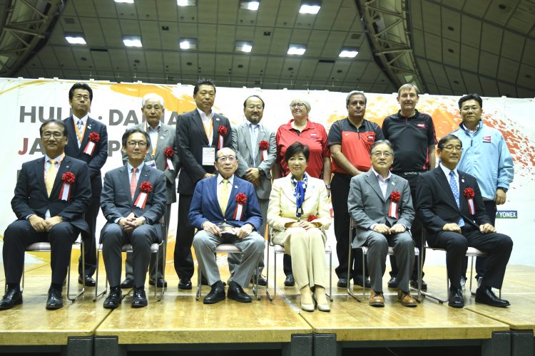 小池百合子都知事（前列右から3人目）も開会式に出席し選手にエールを送った＝町田市立総合体育館