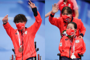 中学3年で女子100m背泳ぎ（S2）で銀メダルを獲得した山田美幸（写真右）と、男子平泳ぎ（SB3）で2大会ぶりのメダルを獲得した鈴木孝幸＝東京アクアティクスセンター（撮影／植原義晴）