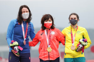 得意種目のロード女子個人タイムトライアル（C1～C3）で優勝を果たした杉浦（写真中央）＝富士スピードウェイ（撮影／植原義晴）