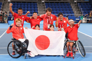 日本クアード初のメダルを獲得した諸石（写真右端）・菅野（写真左端）組。ふたりは「みんなでつかんだメダル」とチームのサポートに感謝した＝有明テニスの森（撮影／植原義晴）