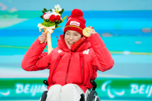 アルペンスキー滑降の女子座位で優勝した村岡。メダルセレモニーで金メダルを手にし、笑顔を見せた（撮影／Kohei MARUYAMA）