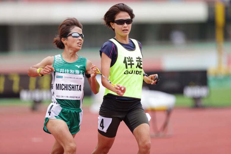 女子5000m（T12）をアジア新記録で制した道下美里（左）とガイドランナーの川口恵