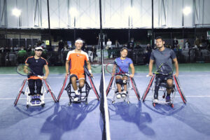 車いすテニスのミックスダブルスの試合に登場した（左から）船水、小田、上地、荒井＝吉田記念テニス研修センター