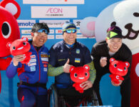 19日のスプリント1㎞クラシカル表彰台で笑顔を見せる新田佳浩、優勝したバル・パヴロ（ウクライナ）、3位のシン・ウィヒョン（韓国）＝白旗山競技場