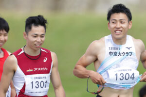 男子100m（視覚障害T13）で川上（左）が10秒81の日本記録で優勝！ 2位の福永（右）も10秒89と「10秒台」をマークした＝いちい信金スポーツセンター（撮影／植原義晴）