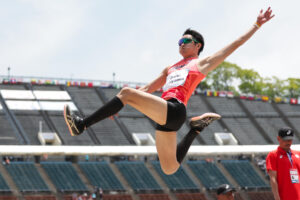 視覚障害T12の男子走幅跳で自身が持つ日本記録を1㎝更新する7m08を跳び、銀メダルを獲得した石山＝神戸総合運動公園ユニバー記念競技場（撮影／植原義晴）