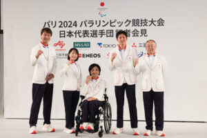 パリ2024パラリンピック競技大会の日本代表選手団結団式に出席した田口団長（中央）、旗手の西田（左から2人目）、石山（右から2人目）ら＝東京都内（撮影／植原義晴）