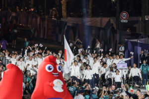 開会式でフランス革命の舞台となったコンコルド広場を行進する日本代表選手団＝コンコルド広場（撮影／植原義晴）