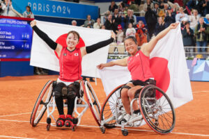 センターコートのフィリップ・シャトリエで行われた女子ダブルス決勝戦で史上初の金メダルを獲得した上地（右）・田中組＝スタッド・ローラン・ギャロス（撮影／植原義晴）