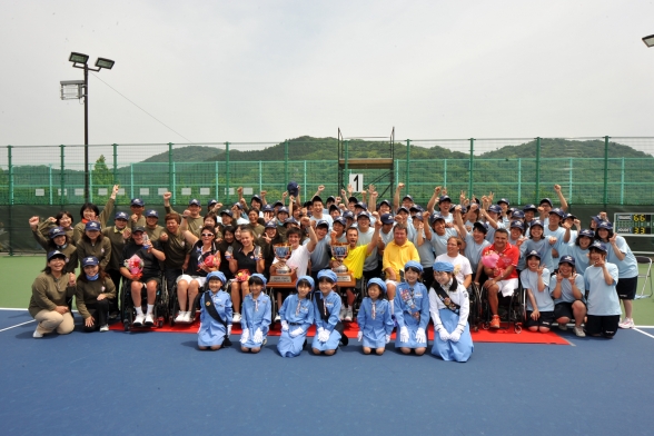大会終了後にボールボーイらと写真におさまる優勝者たち／撮影：吉村もと