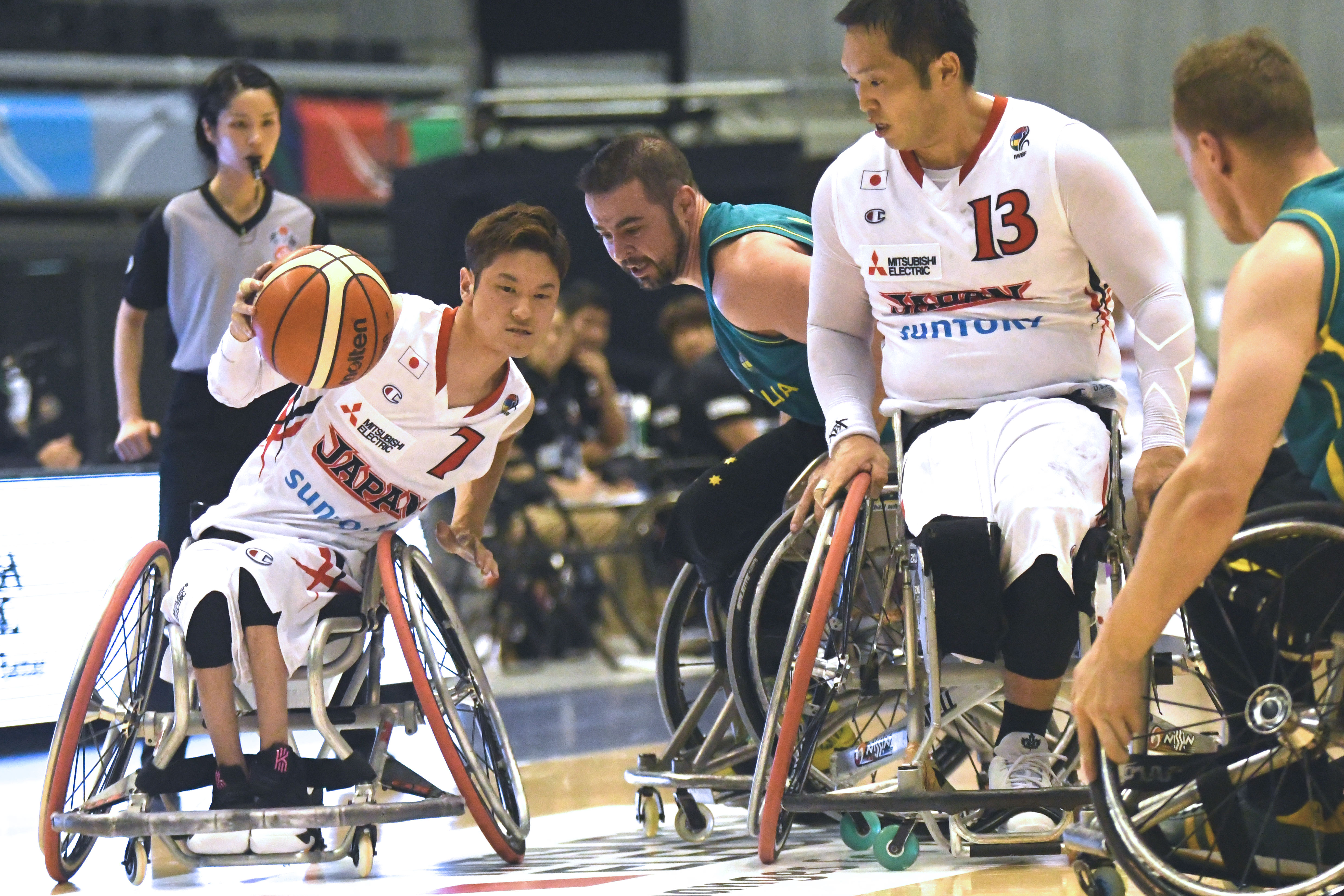 高いボールハンドリング技術、積極的なプレー初で存在感を見せた古澤拓也（左）＝東京体育館