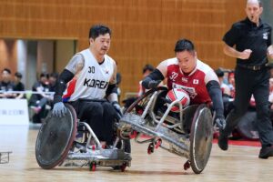決勝戦で激しいタックルを受けながらも、チーム最多の27得点をマークした橋本（右）