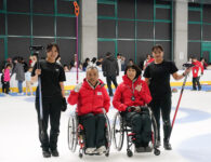 6日に開業した東京辰巳アイスアリーナの開業イベントに参加した車いすカーリングの中島（左から2人目）と小川（右から2人目）