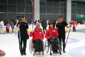 6日に開業した東京辰巳アイスアリーナの開業イベントに参加した車いすカーリングの中島（左から2人目）と小川（右から2人目）