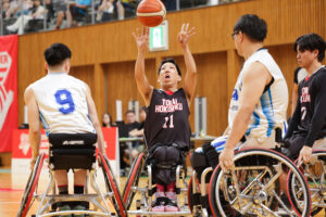 今年は東海北陸選抜が関東選抜の牙城を崩し、優勝。キャプテンの古崎（中央）が大会MVPに選ばれた＝スカイホール豊田（撮影／植原義晴）