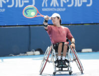 シングルス1回戦で3時間を超える大接戦を制し、準決勝に駒を進めた髙野＝有明テニスの森公園コート