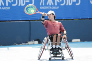 シングルス1回戦で3時間を超える大接戦を制し、準決勝に駒を進めた髙野＝有明テニスの森公園コート