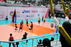 宿敵のウクライナにフルセットで勝利し、喜ぶ女子日本代表＝駒沢オリンピック公園総合運動場体育館