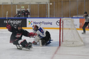 パックをドリブルして持ち上がり、GKとの1対1を制して先制点を決めた鵜飼ノルウェー・イェスハイム