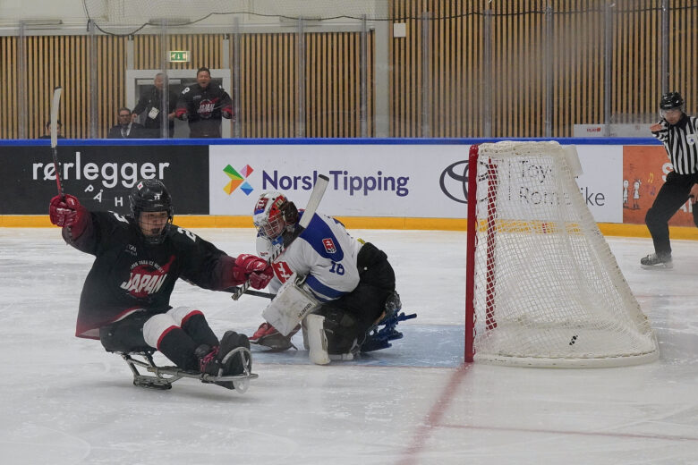 パックをドリブルして持ち上がり、GKとの1対1を制して先制点を決めた鵜飼ノルウェー・イェスハイム