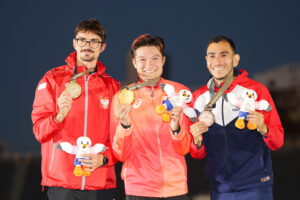 陸上男子400mで優勝した山田（中央）が、日本選手団の金メダル第1号となった＝駒沢オリンピック公園総合運動場陸上競技場（撮影／植原義晴）