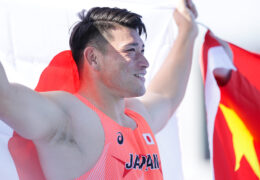 男子円盤投でライバルを圧倒し、金メダルを獲得した湯上＝駒沢オリンピック公園総合運動場陸上競技場（撮影／植原義晴）