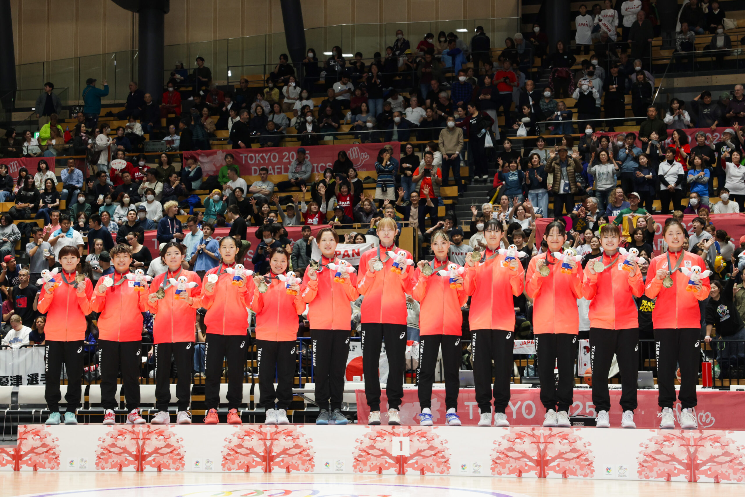 女子バスケットボール決勝でバスケ王国のアメリカを1点差で破り、初の金メダルを獲得した＝大田区総合体育館（撮影／植原義晴）