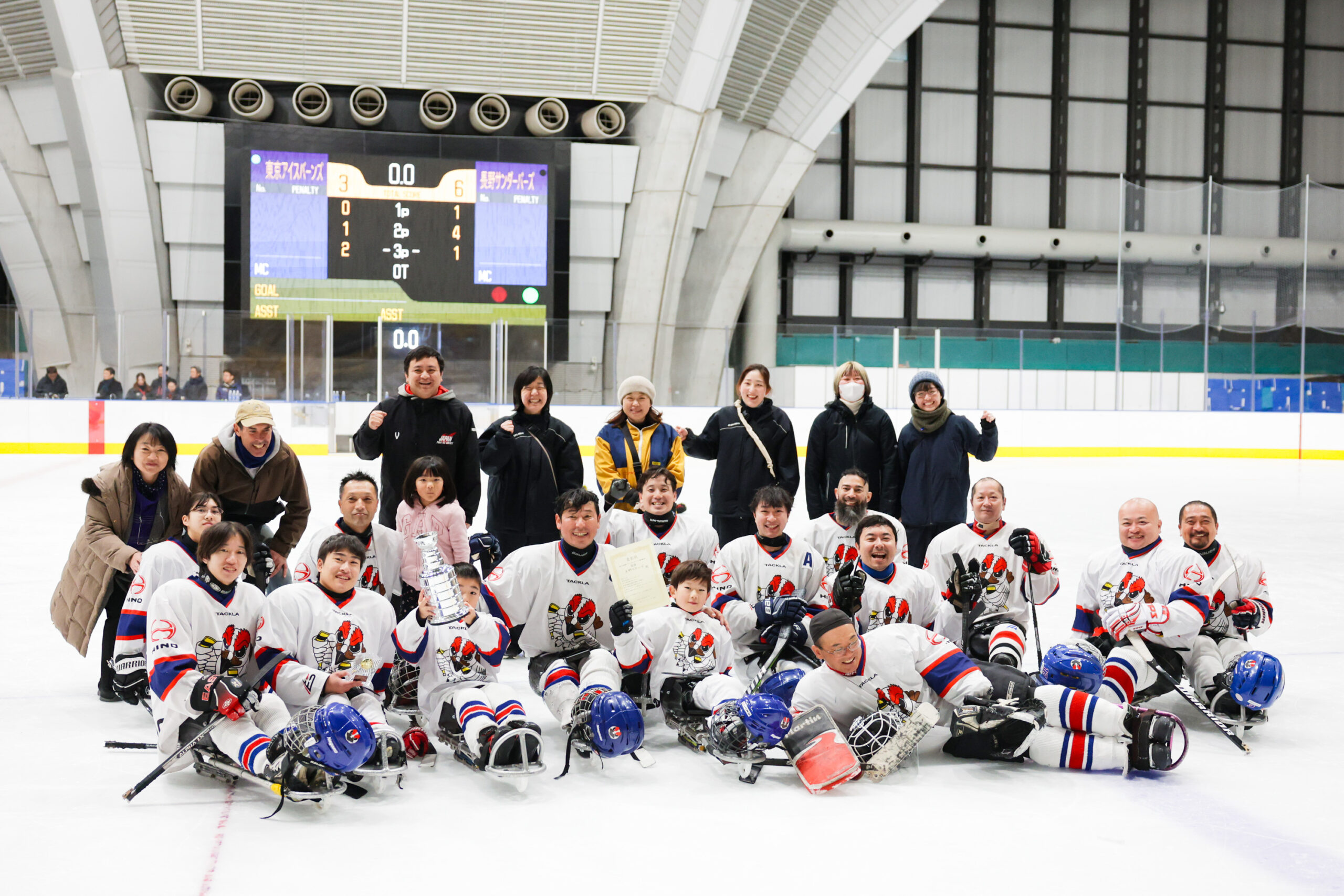 大会8連覇を飾った長野サンダーバーズ＝東京辰巳アイスアリーナ